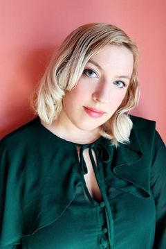 Andie Bottrell interpreta Brenda