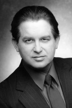 Riley G. Matthews Jr. interpreta NYPD Police Officer (uncredited)