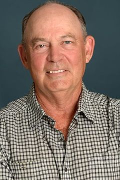 Randy Oglesby interpreta Tom
