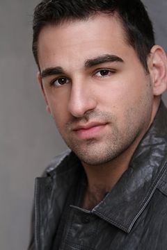 Josh Tipis interpreta Townsperson