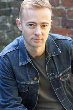 Richard Dempsey interpreta Mackenzie Officer