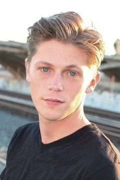 Drew James interpreta Thomas