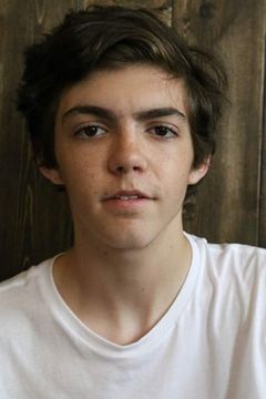 Tyler Sopland interpreta Student (uncredited)