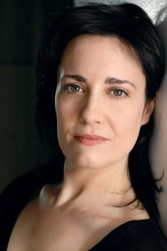 Coralina Cataldi-Tassoni interpreta Giselle Mares