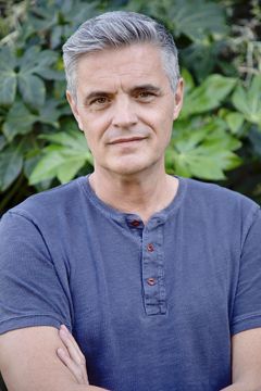 Tony Ervolina interpreta Man on Screen