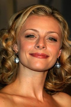Jessica Cauffiel interpreta Ninotchka Kaprova