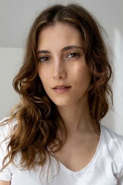 Sarah-Sofie Boussnina interpreta Adelina