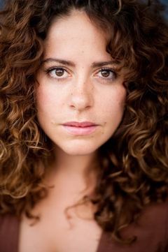 Maria Angelico interpreta Angie Sandford