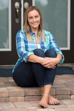 Dana Anderwald interpreta Yvonne Williams