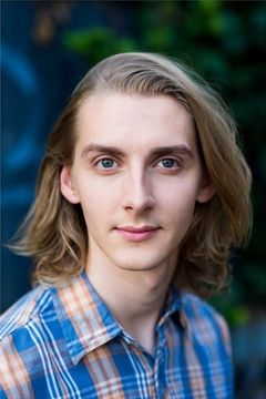 Liam Howarth interpreta Homeless Drifter (uncredited)