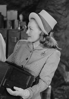 Virginia Lee interpreta Chorus Girl (uncredited)
