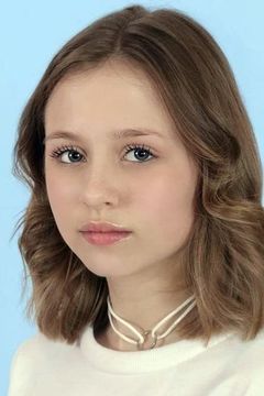 Taylor Elwell interpreta School Girl (uncredited)