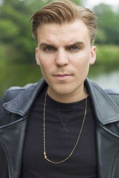 Micky Skeel Hansen interpreta Kenneth