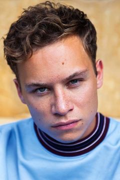 Finn Cole interpreta Joshua