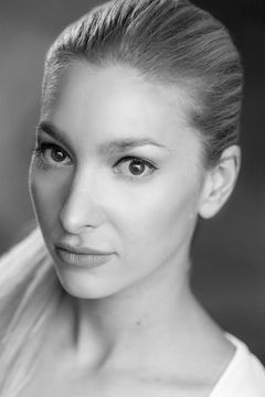 Kasey Iliana Sfetsios interpreta Theatre Guest (uncredited)