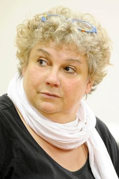 Christine Murillo interpreta Mrs. Françon
