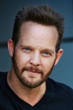 Jason Gray-Stanford interpreta Randall Disher