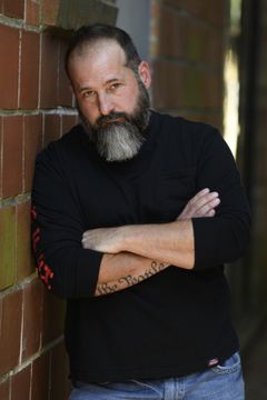 Martin Elfrey interpreta Police Officer