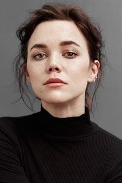 Hedda Stiernstedt interpreta Pirjo