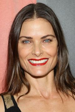 Tara Westwood interpreta Fiona Landers