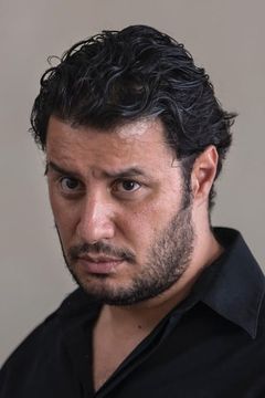 Javad Ezzati interpreta Vice-Principal Rafie