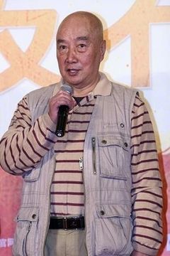 Yue Hoi interpreta Abbot