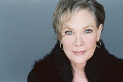 Jill Jaress interpreta TV News Crew Member