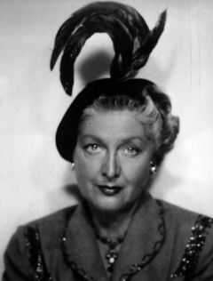 Eleanor Audley interpreta Mrs. King