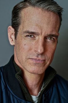 Jeffrey Pierce interpreta Agent Weaver