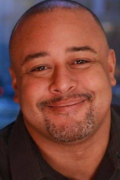 Tony Molina Jr. interpreta Adonis Brown