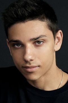 Jason Fernandes interpreta Robbie Olenger