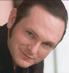 Joel Nunley interpreta Waiter