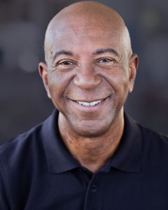 Jim Gooden interpreta Henry