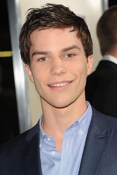 Nick Krause interpreta Charlie