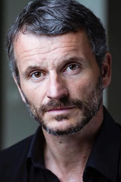Nicolas Beaucaire interpreta Estate Agent