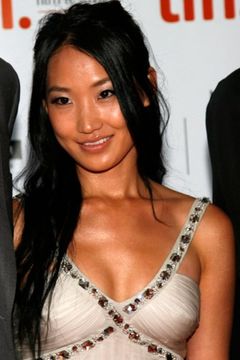 Alice Kim Cage interpreta Girl with Necklace