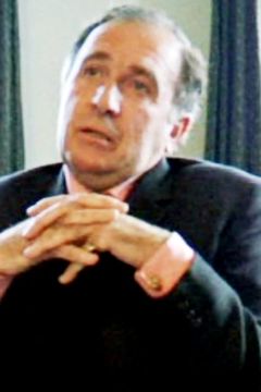 Michael Gover interpreta 6th Elder (uncredited)