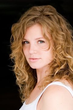 Allison Brennan interpreta Cissie Sommerly