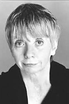 Denise Coffey interpreta Mrs. Hopkins