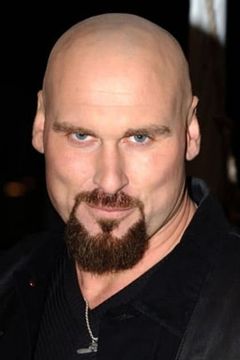 Andrew Bryniarski interpreta Charles'Chip' Shreck