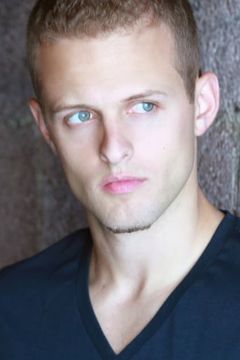 Rocco Nugent interpreta Lloyd Fick