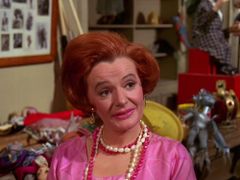 Pauline Delaney interpreta Mrs Cooper