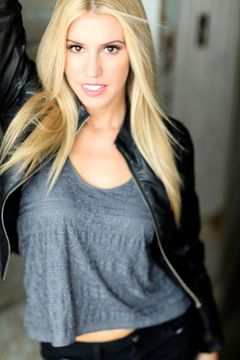 Lauren Alexandra interpreta Waitress