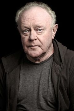 Robert Blythe interpreta Grocer