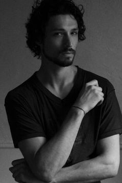 Chris Ackerman interpreta Tattoo