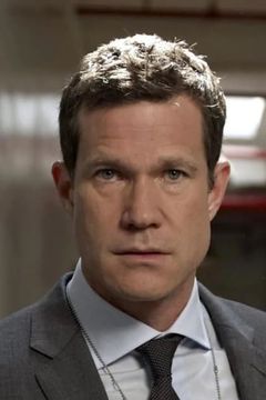 Dylan Walsh interpreta Peter Sullivan