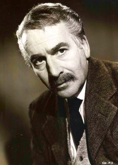 Leonard Sachs interpreta Group Captain (uncredited)