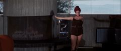 Lola Larson interpreta Bambi (uncredited)