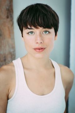 Meaghan Hewitt McDonald interpreta Miss Stevens