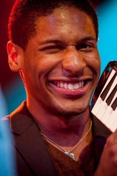 Jon Batiste interpreta Grady
